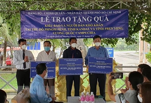 Ho Chi Minh City presents donations to Vietnamese-Cambodians